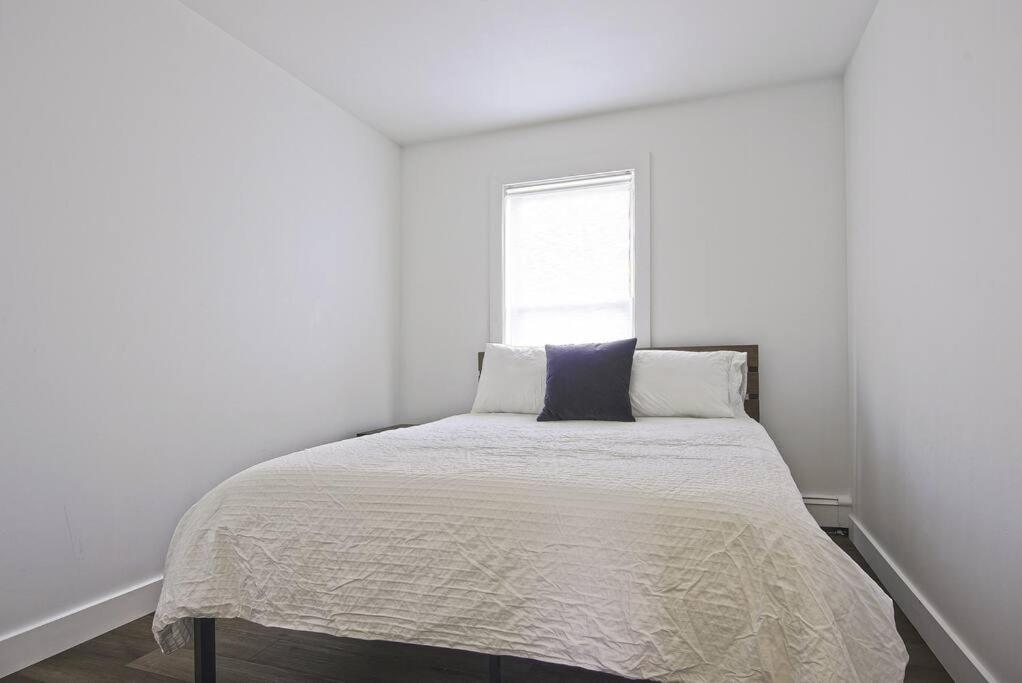 Downtown Prestige: Parking, King Bed, Sleeps 6 Apartment Sherbrooke Exterior photo