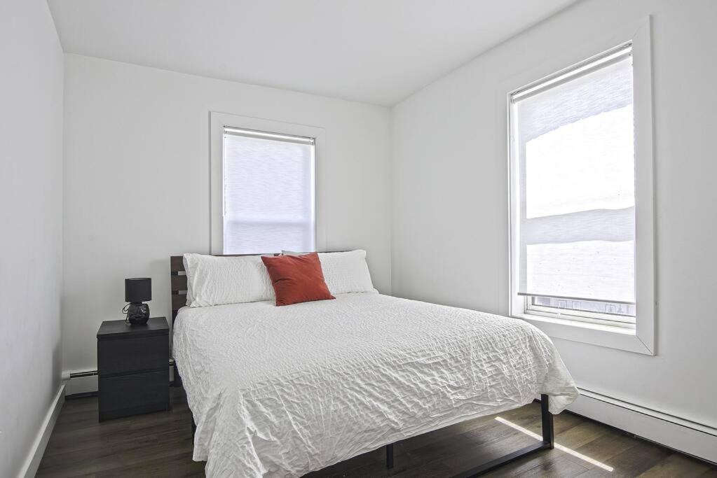 Downtown Prestige: Parking, King Bed, Sleeps 6 Apartment Sherbrooke Exterior photo